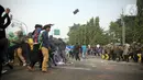 Pengunjuk rasa yang menolak UU Cipta Kerja terlibat bentrok dengan polisi di kawasan Harmoni, Jakarta, Kamis (8/10/2020). (Liputan6.com/Faizal Fanani)