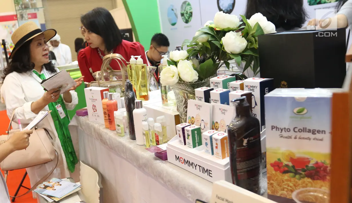 Presiden Direktur PT Kreasi Cantik Alami Listianawati Setio (kanan), menjelaskan produk kesehatan dan kecantikan dari bahan-bahan alami saat Trade Expo Indonesia 2018 di ICE BSD, Kamis (25/10). (Liputan6.com/Angga Yuniar)