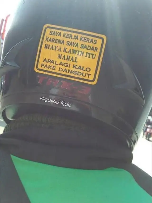 6 Stiker Tanda Kebelet Nikah di Helm Ini Bikin Ketawa Geli
