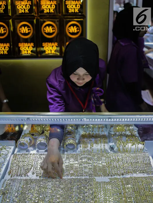Pramuniaga menyusun perhiasan emas saat pameran Jakarta International Jewellery Fair 2019 di Jakarta, Kamis (4/4). Ajang Jakarta International Jewellery Fair 2019 diselenggarakan oleh Asosiasi Perhiasan Emas dan Permata Indonesia (APEPI) pada 4-7 April 2019 di JCC. (Liputan6.com/Faizal Fanani)