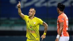 Barito Putera berhasil menjebol gawang Persija Jakarta pada menit ke-16 melalui gol Aleksandar Rakic. (Bola.com/Bagaskara Lazuardi)