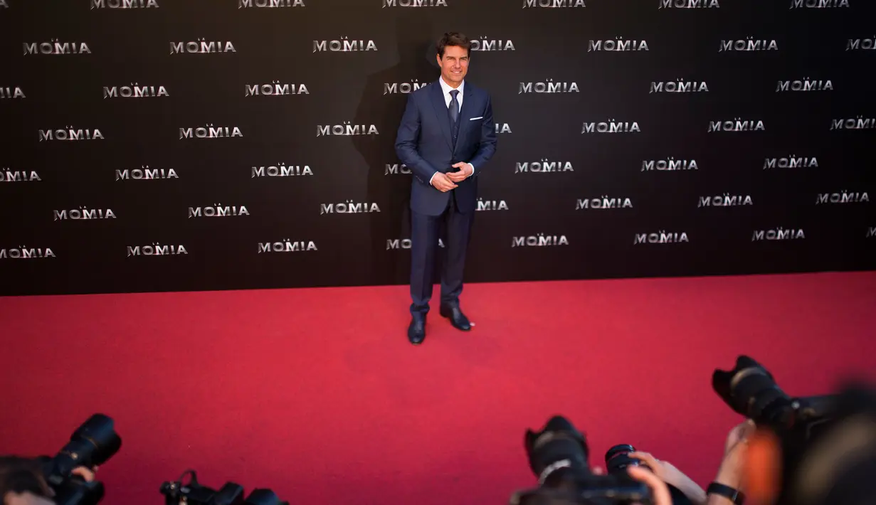 Tom Cruise berpose saat menghadiri pemutaran perdana film "The Mummy" di Madrid, Spanyol (29/5). Tom Cruise merupakan seorang pemburu harta karun yang tak sengaja membangkitkan mumi Mesir Kuno, Putri Ahmanet (Sofia Boutella). (AP Photo / Francisco Seco)