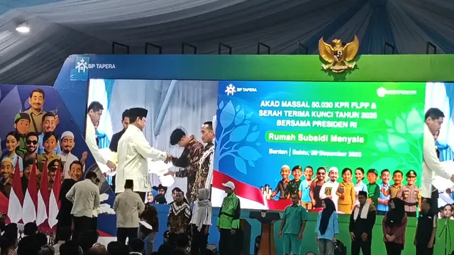 Presiden Prabowo Subianto menghadiri gelaran akad massal 50.030 unit rumah subsidi bagi masyarakat berpenghasilan rendah (MBR) di Kota Serang, Banten, Sabtu (20/12/2025). (Liputan6.com/Maulandy)