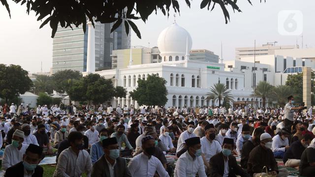 Ribuan Umat Muslim Sholat Idul Fitri 1442 H di Lapangan Masjid Al Azhar