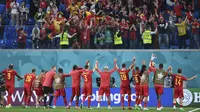 Reaksi para pemain Belgia dan pendukungnya usai pertandingan grup B melawan Rusia di Stadion Saint St. Petersburg, Minggu (13/6/2021) dini hari WIB. Belgia menang 3-0. (AP Photo/Kirill Kudryavtsev, Pool)