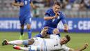 Pemain Italia, Andrea Belotti diadang pemain Uruguay,  Jose Gimenez (bawah)  pada laga Persahabatan di Nice Allianz Riviera stadium, Prancis, (7/6/2017). (AP/Claude Paris)
