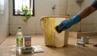 7 Cara Membersihkan Ember Kamar Mandi Berkerak dengan Mudah, Kembali Kinclong