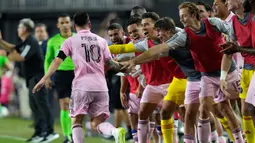 Lionel Messi tidak diturunkan Inter Miami sebagai starter. Bintang Argentina itu hanya menyaksikan dari bangku cadangan saat timnya memecah kebuntuan pada menit ke-44 lewat sepakan terukur Robert Taylor. Inter Miami unggul 1-0 hingga turun minum. (AP Photo/Lynne Sladky)