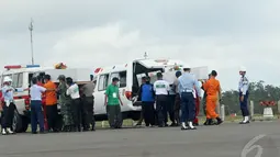 Peti jenazah korban pesawat AirAsia QZ8501 saat diturunkan dari ambulans untuk diterbangkan ke Surabaya dari Lanud Iskandar, Pangkalan Bun, Kalteng, Rabu (7/1/2015). (Liputan6.com/Andrian M Tunay)