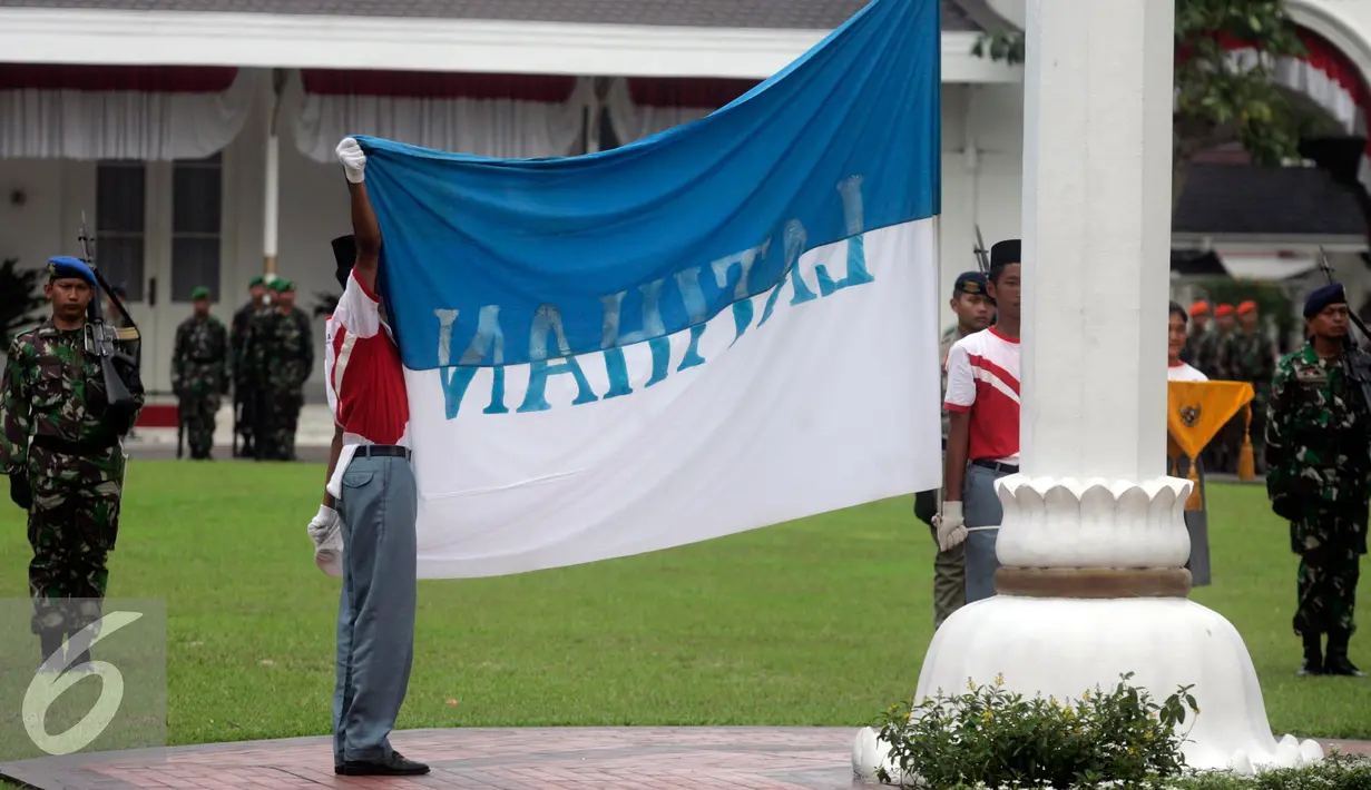 Pasukan pengibar bendera pusaka berlatih di Istana Presiden Gedung Agung, Yogyakarta, (12/8). Paskibraka yang beranggotakan pelajar ,TNI dan Polri akan melaksanakan upacara detik detik HUT RI ke 71 pada 17 Agustus mendatang. (Liputan6.com/Boy Harjanto)