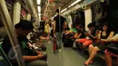 Sejumlah pengguna moda transportasi di Singapura terlihat berada di dalam kereta MRT, Minggu (31/5/2015). MRT menjadi sistem angkutan cepat yang membentuk tulang punggung dari sistem kereta api di Singapura. (Liputan6.com/Helmi Fithriansyah)