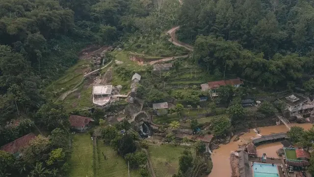 Gunung Putri Cililin di Bandung Barat dengan Lembah Curungan