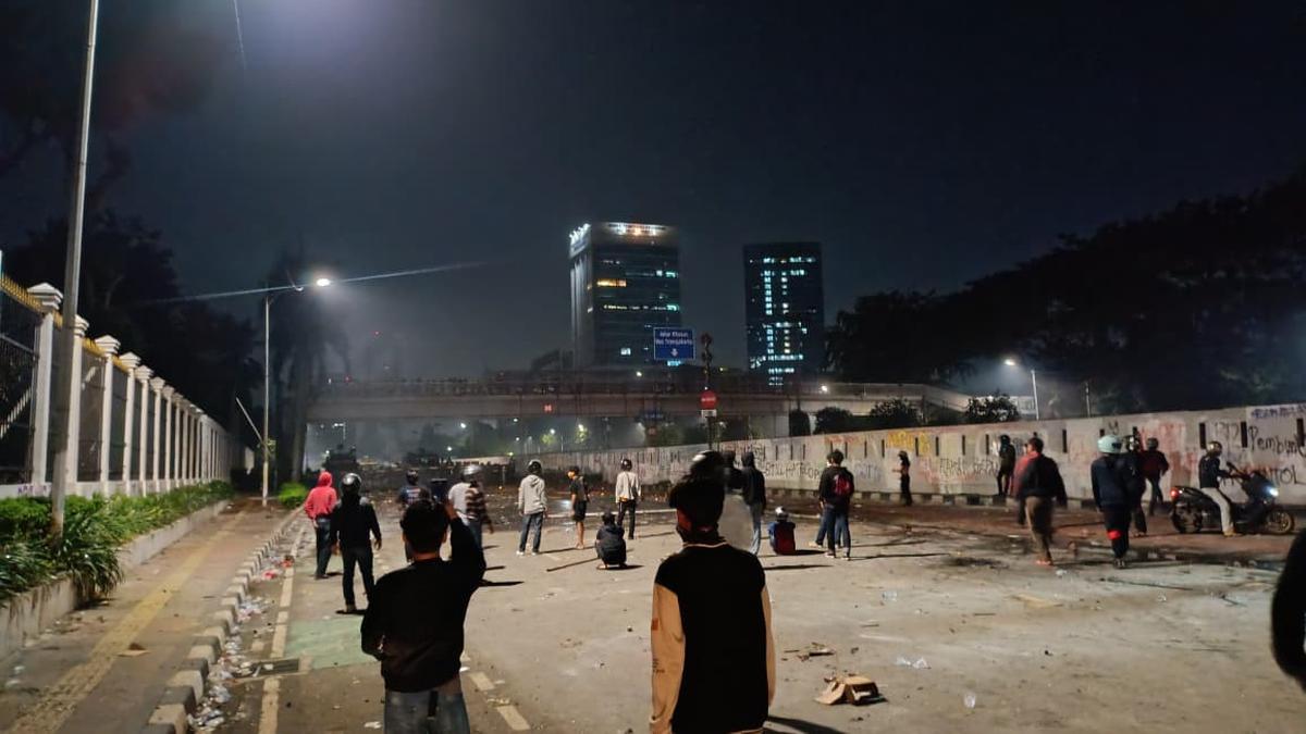 Ricuh Depan DPR, Polisi Halau Massa Pakai Gas Air Mata dan Sejumlah Orang Ditangkap