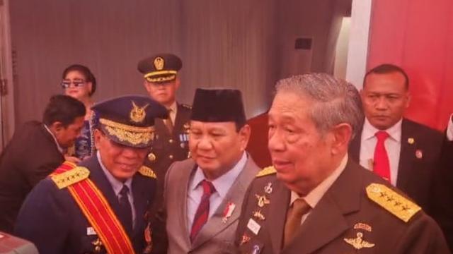Presiden ke-6 RI Susilo Bambang Yudhoyono (SBY) bersama Menteri Pertahanan Prabowo Subianto dan mantan Panglima TNI Djoko Suyanto hadir dalam acara HUT ke-78 TNI di Monas, Jakarta, Kamis (5/10/2023). (Merdeka.com/Muhammad Genantan Saputra)