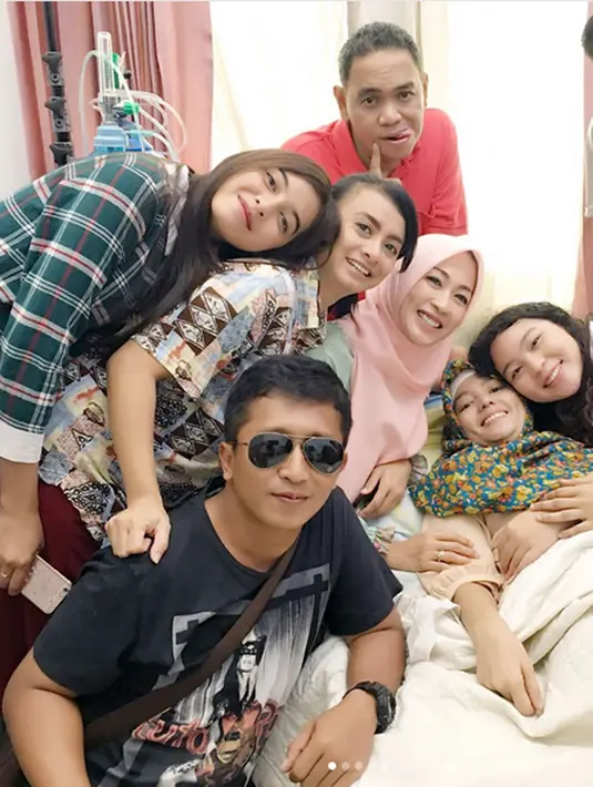 Demi terus mendampingi dan merawat pemeran sinetron Titip Rindu Buat Ayah itu, Andi rela membawa pekerjaannya ke rumah. Ia mengerjakan pekerjaan kantornya dirumah. (Instagram/irensukardi)