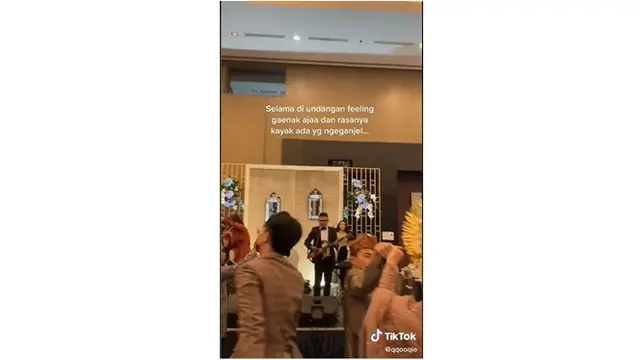 Asyik Hadiri Kondangan, Mahasiswa Ini Panik Dikabari Sidang Seminar Dadakan
