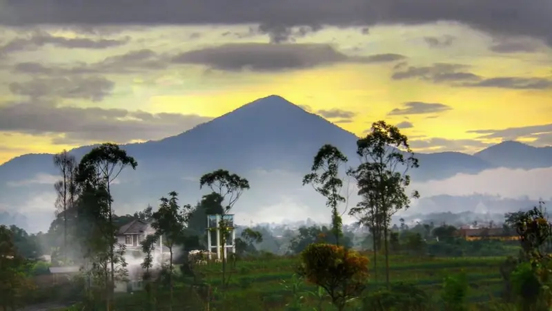 Gunung Bukittunggul di Bandung, merupakan sisa letusan Gunung Sunda Purba