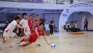 Pemain Timnas Futsal Indonesia, Adityas Priambudi Wibowo, berebut bola dengan pemain Vietnam pada semifinal Piala AFF Futsal 2026, Jumat (10/4/2026) malam WIB.