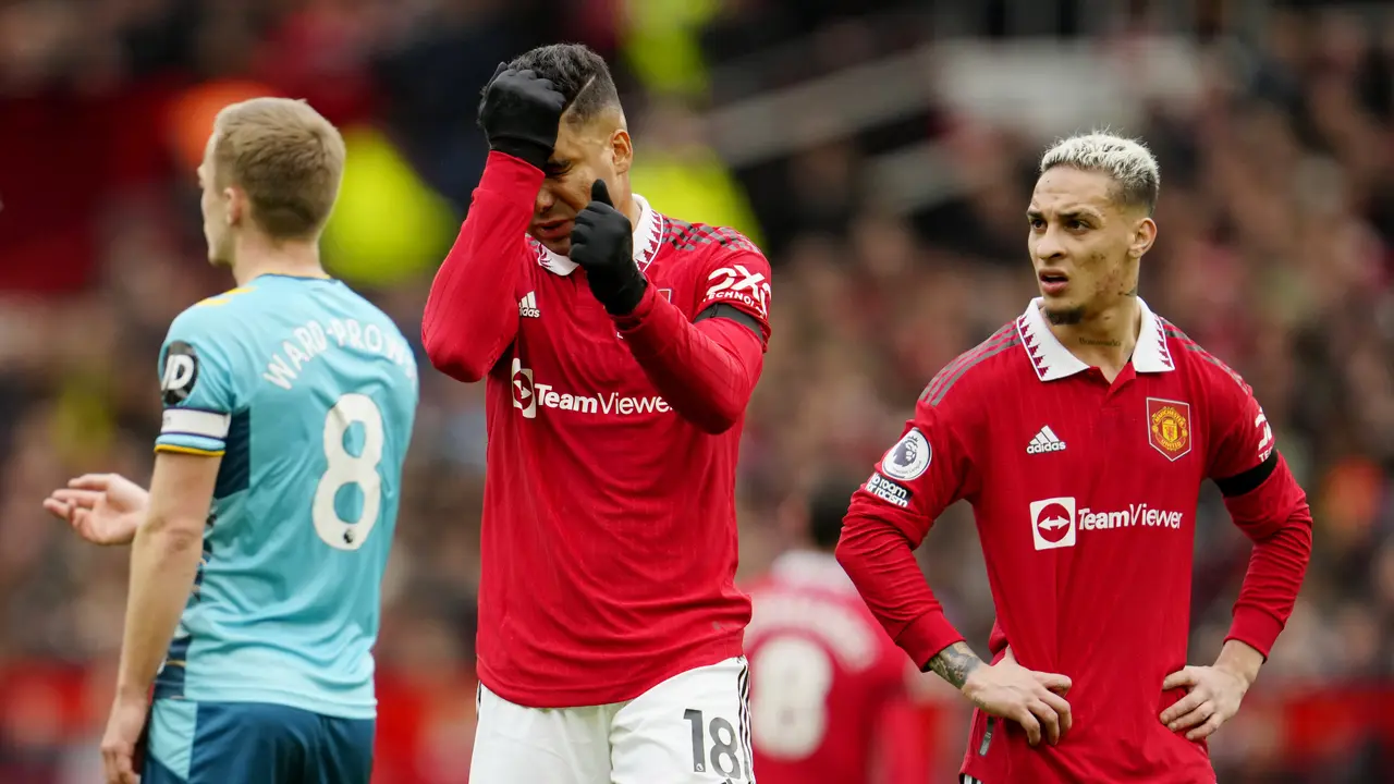 Foto: Ekspresi Casemiro Setelah Diusir Wasit, MU Ditahan Tim Juru Kunci Southampton