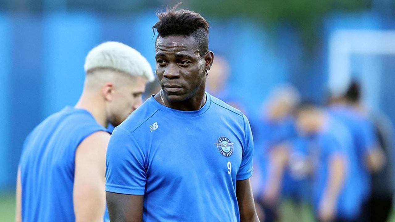 Kembali ke Liga Italia, Mario Balotelli Resmi Bergabung dengan Genoa