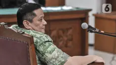 Terdakwa Irjen Napoleon Bonaparte saat menjalani sidang putusan kasus penganiayaan Muhammad Kosman alias M Kace di Pengadilan Negeri Jakarta Selatan, Kamis (15/9/2022).
Irjen Bonaparte divonis 5 bulan 15 hari penjara terkait kasus penganiayaan Youtuber M Kace di Rumah Tahanan (Rutan) Bareskrim Polri pada Agustus 2021 lalu. (merdeka.com/Iqbal Septian Nugroho)