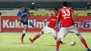 Pemain Persib Bandung, Tantan melakukan tembakan saat dihadang para pemain Persija pada laga Torabika SC 2016 di Stadion Gelora Bandung Lautan Api, Bandung, Sabtu (16/7/2016). (Bola.com/Nicklas Hanoatubun)