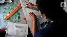 Pekerja mendesain salah satu produk fashion di workshop Torch, di Bandung, Jawa Barat, Sabtu (24/04/2021). Start-Up fashion ini mampu bertahan bahkan berkembang di saat pandemi dengan memaksimalkan strategi pemasaran online melalui e-comers. (Liputan6.com/Pool)