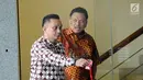 Gubernur Sulawesi Utara Olly Dondokambey (kanan) bersiap meninggalkan gedung KPK usai menjalani pemeriksaan, Jakarta, Selasa (9/1). Olly diperiksa sebagai saksi untuk tersangka Anang Sugiana terkait dugaan korupsi E-KTP. (Liputan6.com/Helmi Fithriansyah)