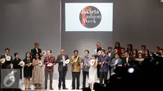 Wagub DKI Jakarta Djarot Saiful Hidayat, Kepala Badan Ekonomi Kreatif (Bekraf) Triawan Munaf, dan Ketua JFW Svida Alisjahbana memukul rebana pada pembukaan Jakarta Fashion Week 2017 di Senayan City, Jakarta, Sabtu (22/10). (Liputan6.com/Immanuel Antonius)