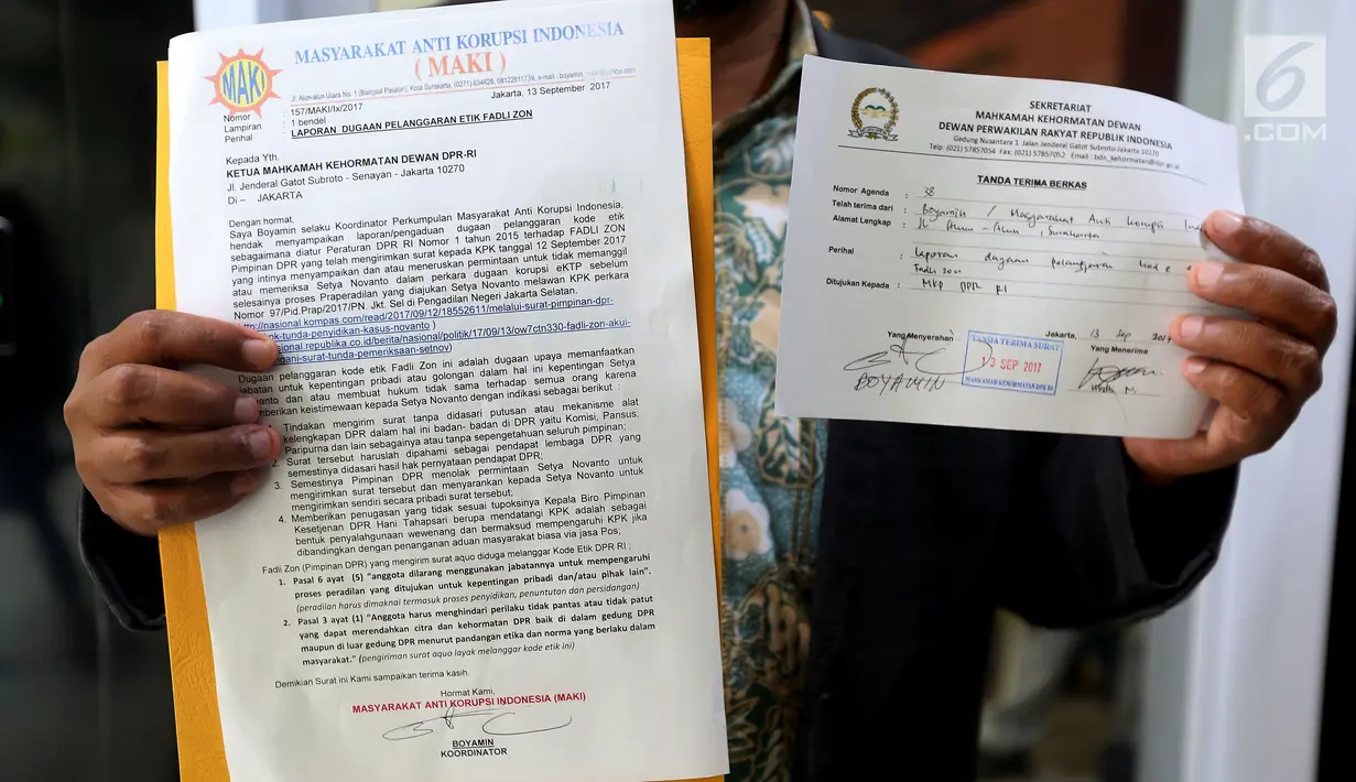 Masyarakat Anti Korupsi Indonesia (Maki) menunjukan surat pelopran Pimpinan DPR Ke Mahkamah Kehormatan Dewan (MKD), di Gedung Nusantara I, Jakarta, Rabu (13/9). Dalam pelaporannya Maki melaporkan Wakil Ketua DPR Fadli Zon. (Liputan6.com/Johan Tallo)