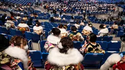 Wanita berusia 20 tahun mengenakan kimono menghadiri upacara perayaan "Coming-of-Age Day" di Yokohama Arena di Yokohama (11/1/2021). Hari ini Senin (11/1/2021) adalah hari libur di Jepang, Seijin no Hi atau hari kedewasaan. (AFP/Philip Fong)
