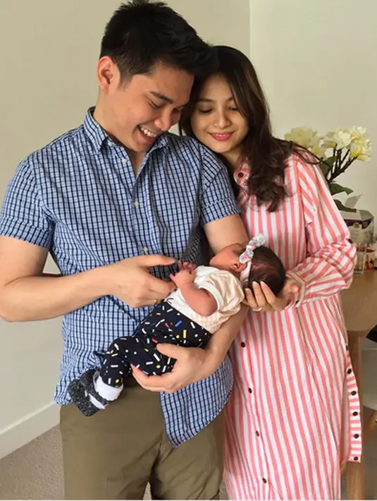 Bridgia Kalina Kharisma, bayi perempuan dari pasangan Acha Septriasa dan Vicky Kharisma ini lahir pada 20 September 2017. Acha berhasil melahirkan anak pertamanya yang memiliki berat 3,20 Kg dan panjang 47 cm ini secara normal. (Instagram/septriasaacha)