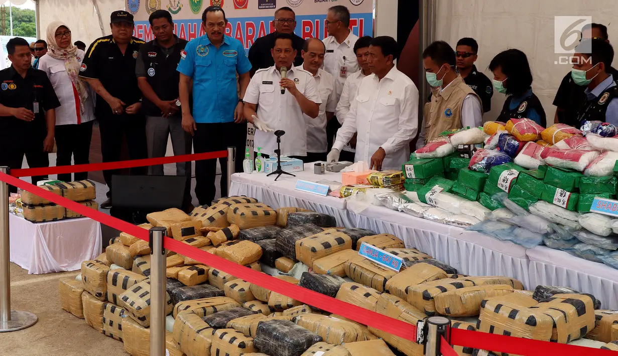 Kepala BNN Budi Waseso memberi keterangan saat pemusnahan barang bukti narkotika di Gedung 745 Teknik Sanitasi Angkasa Pura II Bandara Soekarno Hatta, Banten, Kamis (28/12). (Liputan6.com/JohanTallo)