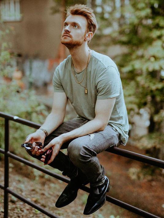 Finneas juga merupakan aktor. Dia pernah berperan di serial TV Glee, Modern Family, Aquarius, film Bad Teacher dan Life Inside Out bersama ibunya, Maggie Baird pada tahun 2013. (Liputan6.com/IG/@finneas)