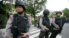 Petugas berjaga jaga di depan Mapolresta Solo yang ditutup pasca ledakan bom bunuh diri, Solo, Jawa Tengah, (5/7).Sampai saat ini Polda Jawa Tengah bersama tim dari Mabes Polri dan tim Densus 88, masih terus menyelidiki peristiwa tersebut. (Boy Harjanto)