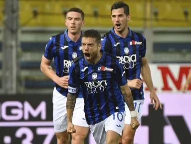 Pemain Atalanta merayakan gol yang dicetak Alejandro Gomez ke gawang Parma pada laga lanjutan Serie A di Stadio Ennio Tardini, Rabu (29/7/2020) dini hari WIB. Atalanta menang 2-1 atas Parma. (Massimo Paolone/LaPresse via AP)