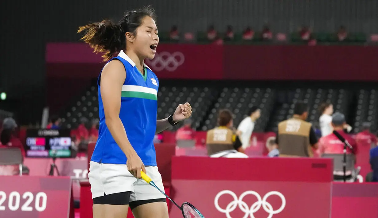 Gregoria Mariska harus mengakui ketangguhan wakil Thailand, Ratcahnok Intanon, saat berlaga di Musashino Forest Plaza, Kamis (29/7/2021). (Foto: AP/Markus Schreiber)