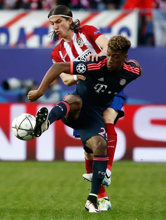 Gelandang Muenchen, Kingsley Coman (depan) mengontrol bola dari kawalan bek Atletico Madrid, Filipe Luis di leg pertama liga champions di Vicente Calderon, Madrid, (28/4). Atletico menang atas Muenchen dengan skor 1-0. (Reuters/Juan Medina)