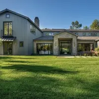 Rumah baru Kris Jenner di kawasan Hidden Hills. (architecturaldigest.com)