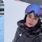 Potret Aura Kasih main ski di Jepang (sumber: Instagram/aurakasih)
