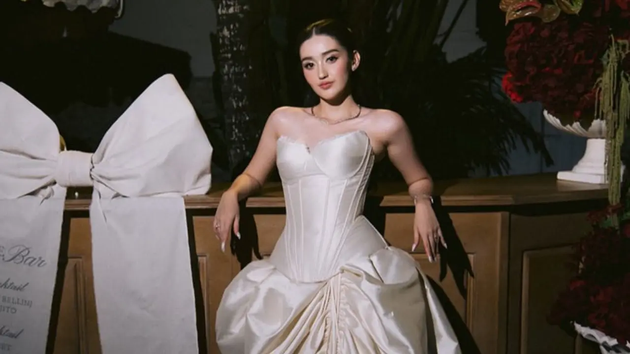 Gaun Putih Pernikahan Ranty Maria yang Dibuat Hian Tjen yang dengan model berbeda. [@rantymaria]