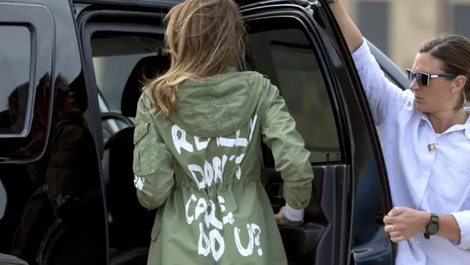 Melania Trump mengenakan sebuah mantel yang dianggap kontroversia (AP?Andrew Harnik)