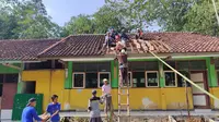 Secara swadaya perangkat desa, warga, guru, dibantu orang tua siswa bahu membahu memperbaiki ruang kelas SDN Gunungbatu yang rusak. (Liputan6.com/ Fira Syahrin)