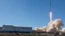 Sekitar 10 menit usai peluncuran dari Basis Angkatan Udara Vandenverg di California, tim SpaceX melaporkan sudah berhasil melepaskan salah satu bagian roket ke Samudera Pasifik, California, Sabtu (14/1) (AP Photo)