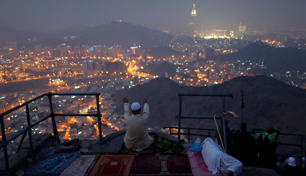 Melihat Keindahan Kota Suci Mekah Dari Puncak Jabal Nur Saat Malam