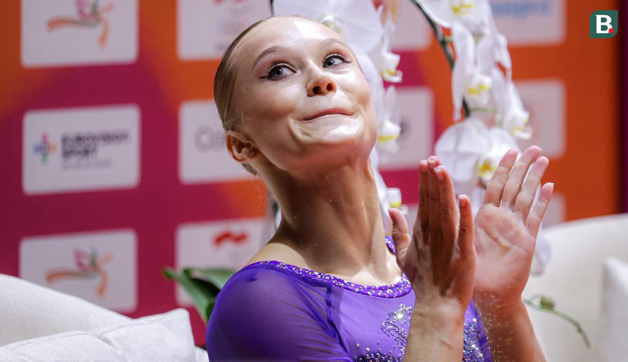 <p>Ekspresi pesenam asal Rusia, Angelina Melnikova setelah dinyatakan memimpin klasemen sementara nomor meja lompat pada final aparauts putri Kejuaraan Dunia Gimnastik 2025 di Indonesia Arena, Senayan, Jakarta, Jumat (24/10/2025). (Bola.com/Bagaskara Lazuardi)</p>