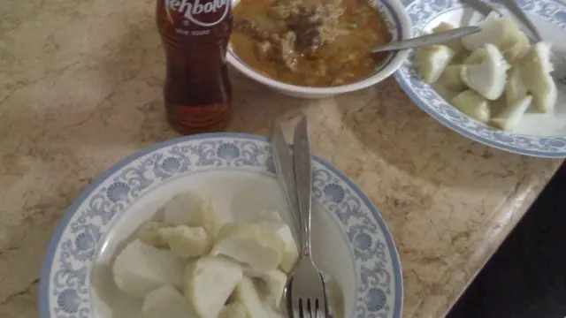 Sepiring sop kambing dan lontong