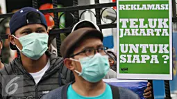 Koalisi Selamatkan Teluk Jakarta menggelar aksi unjuk rasa di depan Gedung DPRD Jakarta, Kamis (25/2). Massa menuntut agar dibatalkannya pengesahan dua Raperda Reklamasi (RZWP3K dan RTR Pantura Jakarta). (Liputan6.com/Immanuel Antonius)