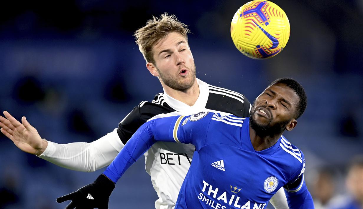 Bek Fulham, Joachim Andersen (kiri) dan penyerang  Leicester City, Kelechi Iheanacho berebut bola pada pekan 10 Liga Inggris 2020-2021 di Stadion King Power, Selasa (1/12/2020) dini hari WIB. Leicester City takluk 1-2 dari tamunya Fulham. (Michael Regan/Pool Photo via AP)