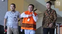 Gubernur Aceh Irwandi Yusuf (tengah) usai menjalani pemeriksaan di Gedung KPK, Jakarta, Jumat (6/7). Irwandi Yusuf mengaku tidak tahu akan diperiksa dalam kapasitas sebagai saksi atau tersangka pada hari ini. (Merdeka.com/Dwi Narwoko)